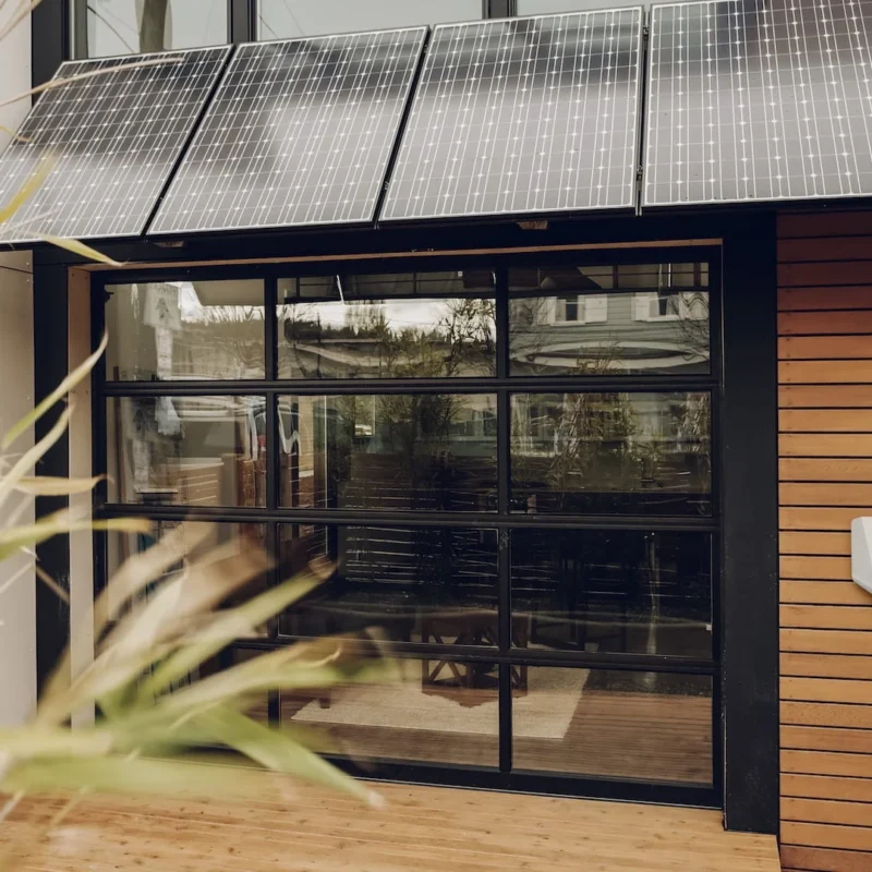 Zonnepanelen en witte Easee-laadpaal bij een residentiële woning
